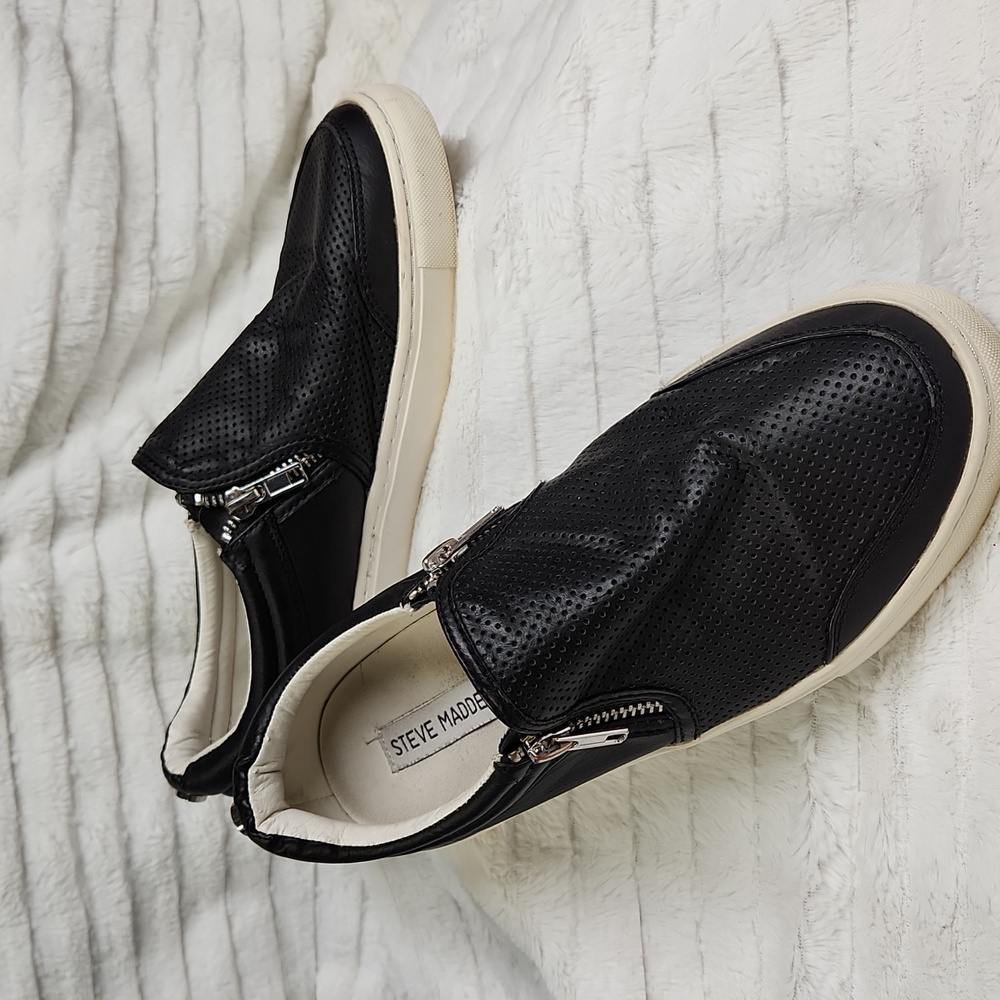 Steve Madden Ellias black slip on, size 8.5B